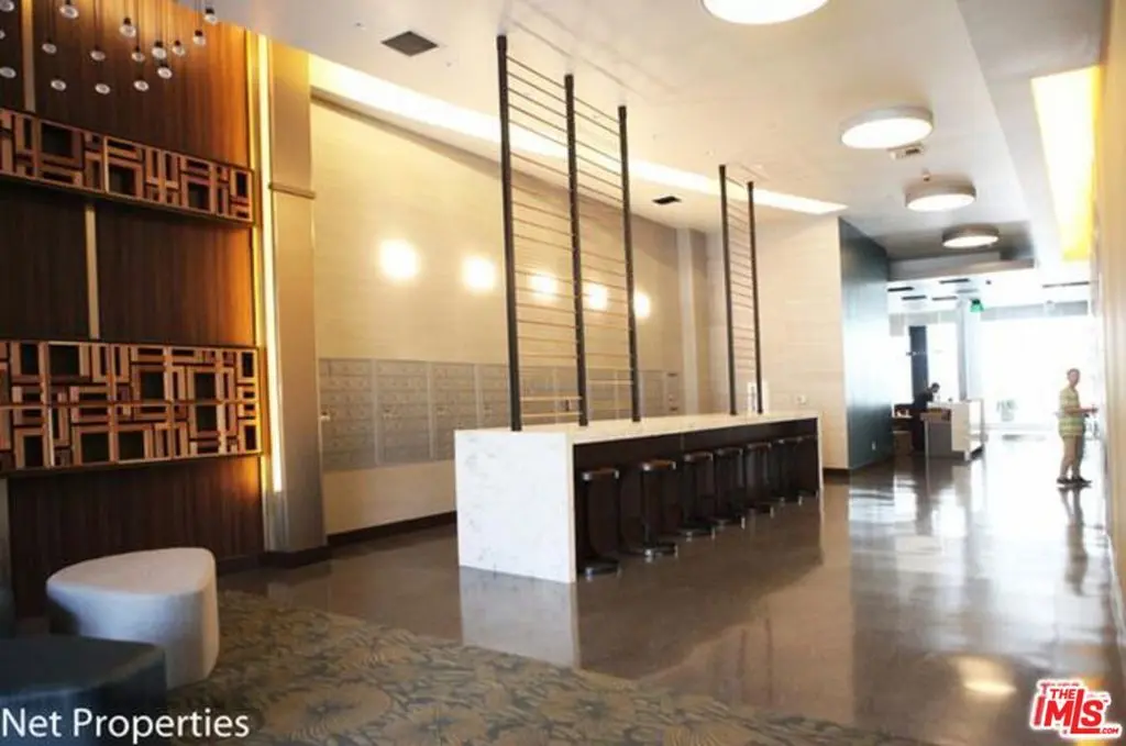 Residential Lease for rent at 3810 Wilshire Boulevard 809, Los Angeles, Los Angeles County, CA featuring 1 bed and 1 bath