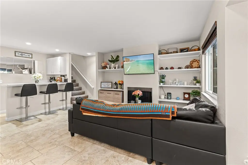 Condominium for sale at 43481 30th W 2, Lancaster, CA featuring 2 beds and 3 baths