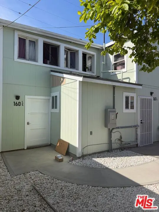 Condominium for rent at 160 W 59th Street 1/4, Los Angeles, CA featuring 2 beds and 1 bath