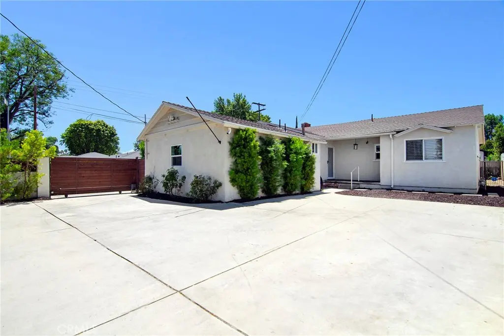22602 Victory Boulevard, Woodland Hills, CA — listing photo 1