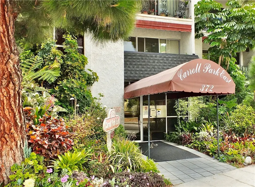 Condominium for sale at 372 Carroll Park E 406, Long Beach, CA featuring 1 bed and 1 bath
