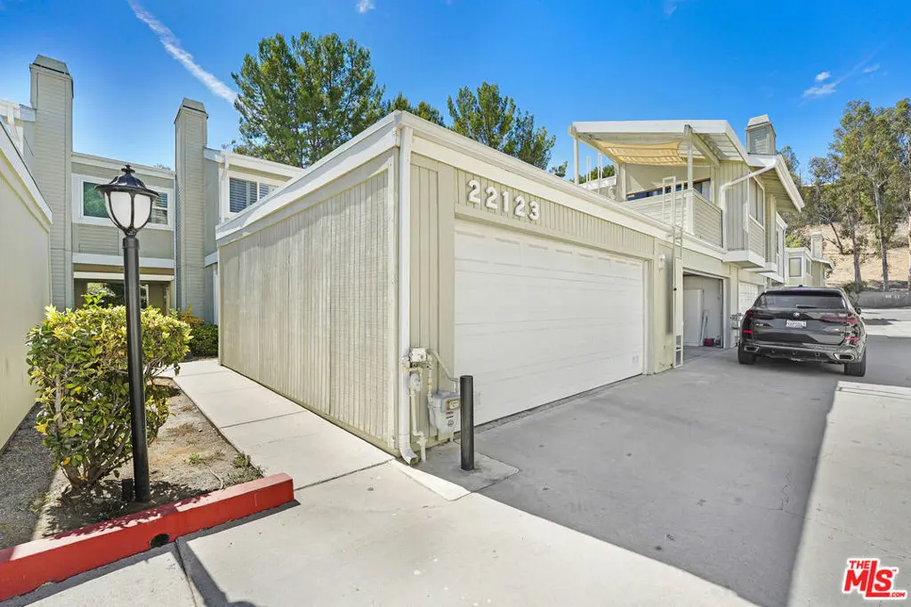 Residential Lease for rent at 22123 Burbank Boulevard 2, Los Angeles, Los Angeles County, CA featuring 3 beds and 3 baths