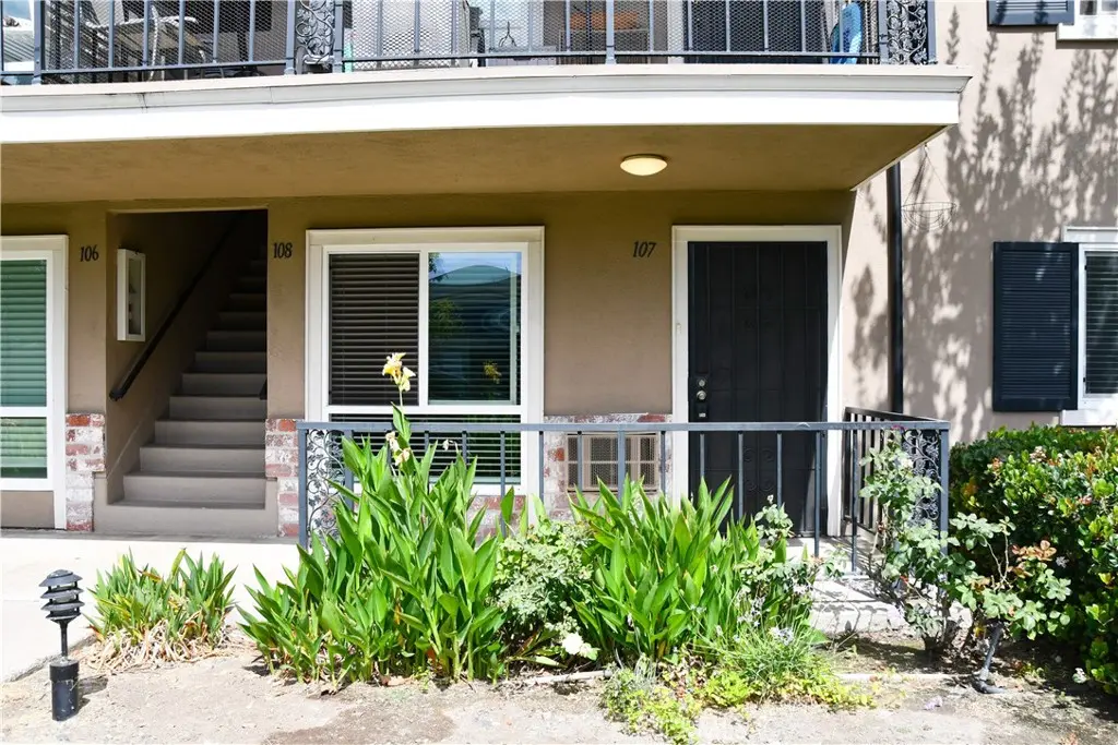 Condominium for rent at 660 S Glassell 107, Orange, CA featuring 2 beds and 1 bath