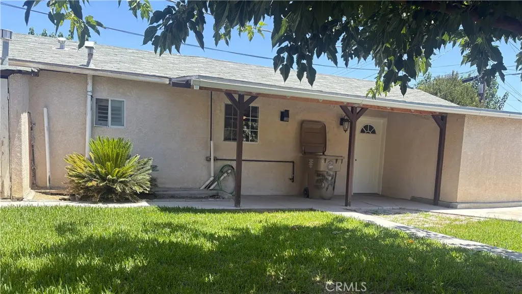 Residential Lease for rent at 37 Garden, Bakersfield, Kern County, CA featuring 2 beds and 1 bath