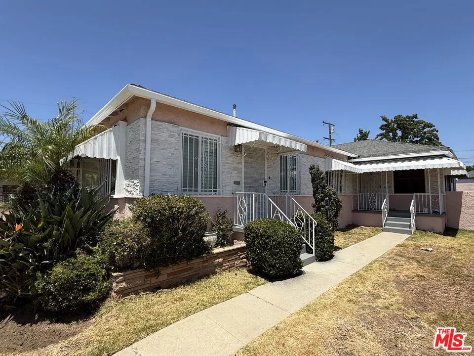 Apartment for rent at 5908 S Fairfax Avenue, Los Angeles, CA featuring 2 beds and 1 bath