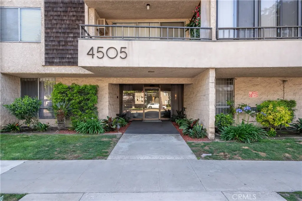 Condominium for sale at 4505 California 402, Long Beach, CA featuring 2 beds and 2 baths