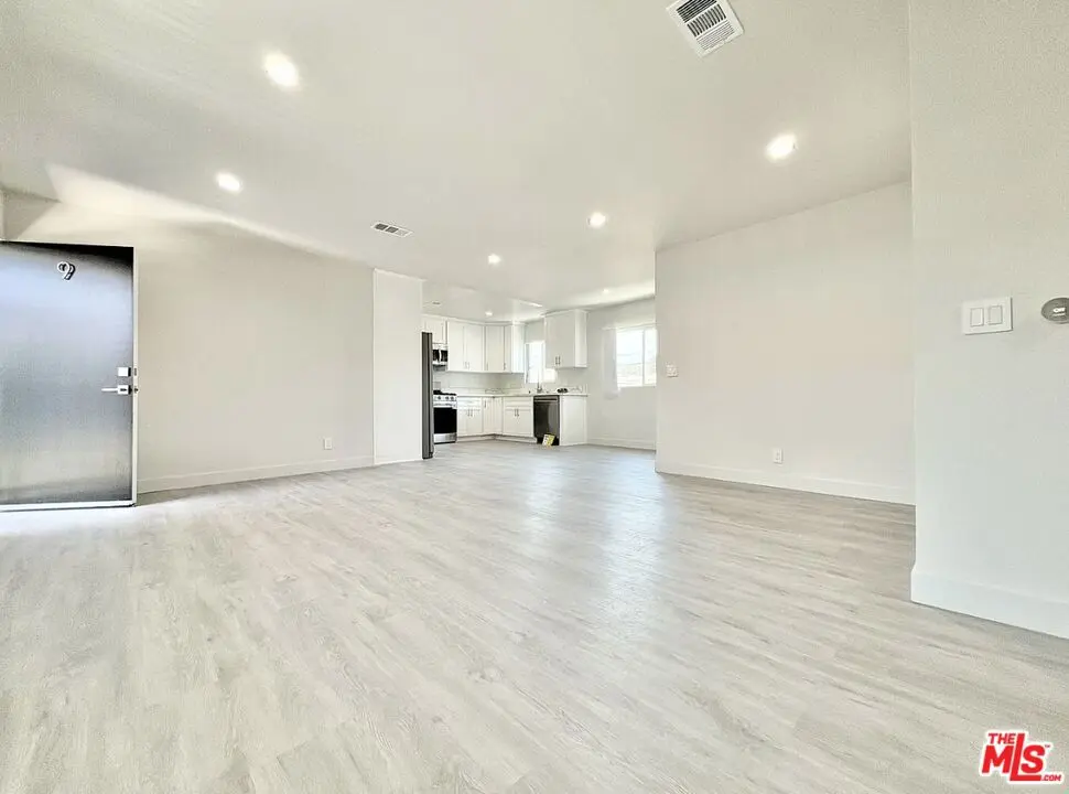 Residential Lease for rent at 1118 S Holt Avenue 3, Los Angeles, Los Angeles County, CA featuring 2 beds and 2 baths
