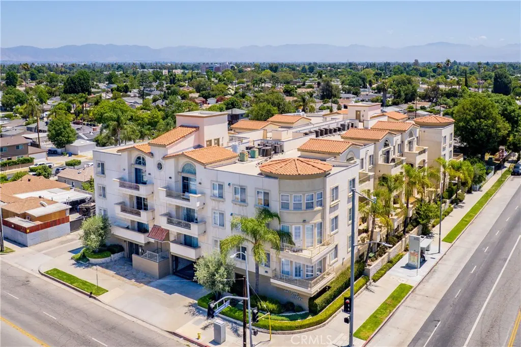 6800 Corbin Avenue 106, Reseda, CA — listing photo 1