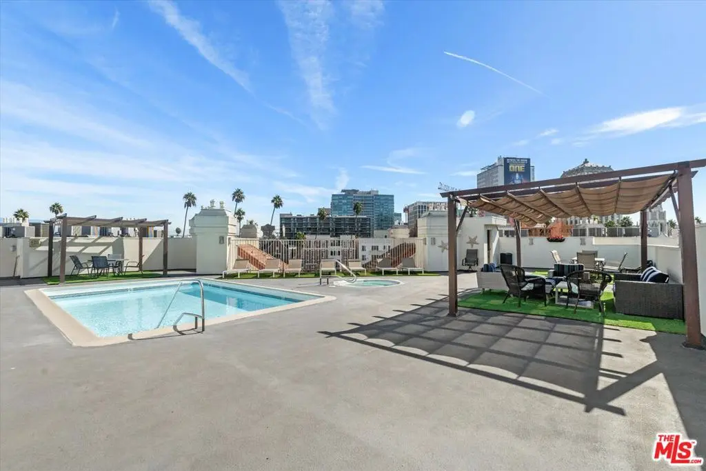 Residential Lease for rent at 620 S Gramercy Place 327, Los Angeles, Los Angeles County, CA featuring 1 bed and 1 bath