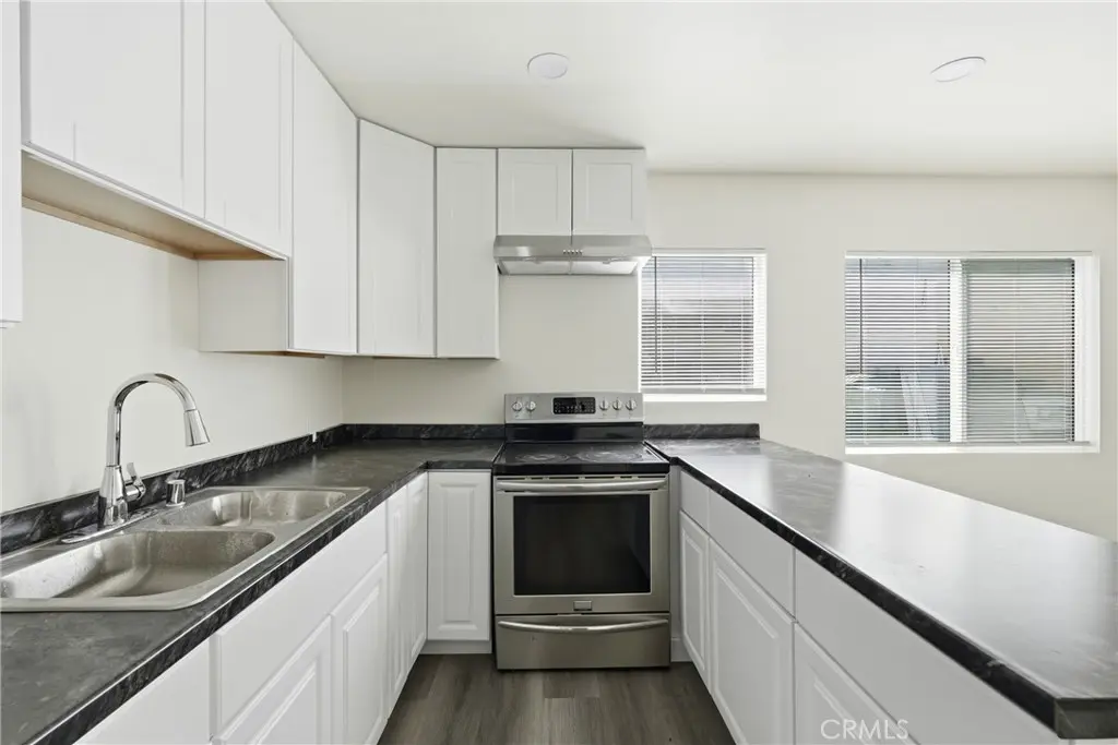 Residential Lease for rent at 702 Walnut Street 5, Inglewood, Los Angeles County, CA featuring 1 bed and 1 bath