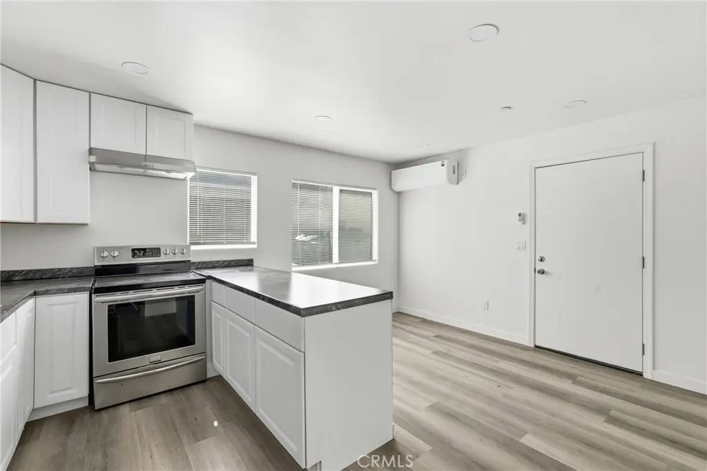 Residential Lease for rent at 702 Walnut Street 6, Inglewood, Los Angeles County, CA featuring 1 bed and 1 bath