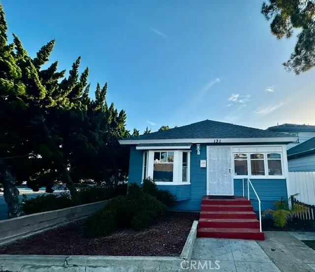 Residential Lease for rent at 131 N Pacific Coast, Redondo Beach, Los Angeles County, CA featuring 2 beds and 1 bath