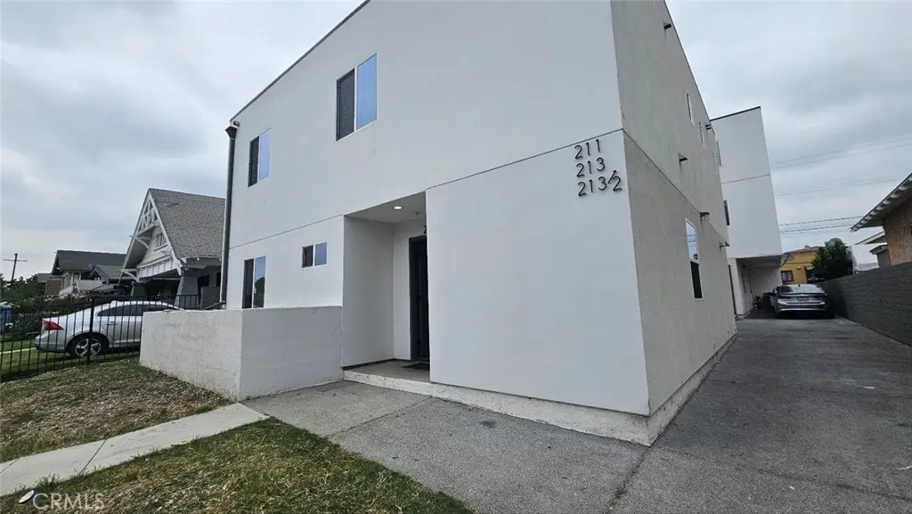 Duplex for rent at 211 W 43rd, Los Angeles, CA featuring 5 beds and 4 baths