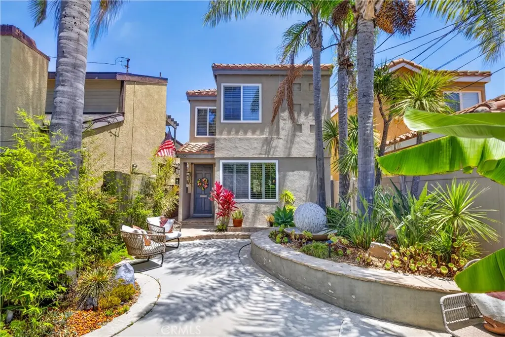 Single Family Residence for sale at 330 Ultimo Avenue, Long Beach, CA featuring 3 beds and 3 baths