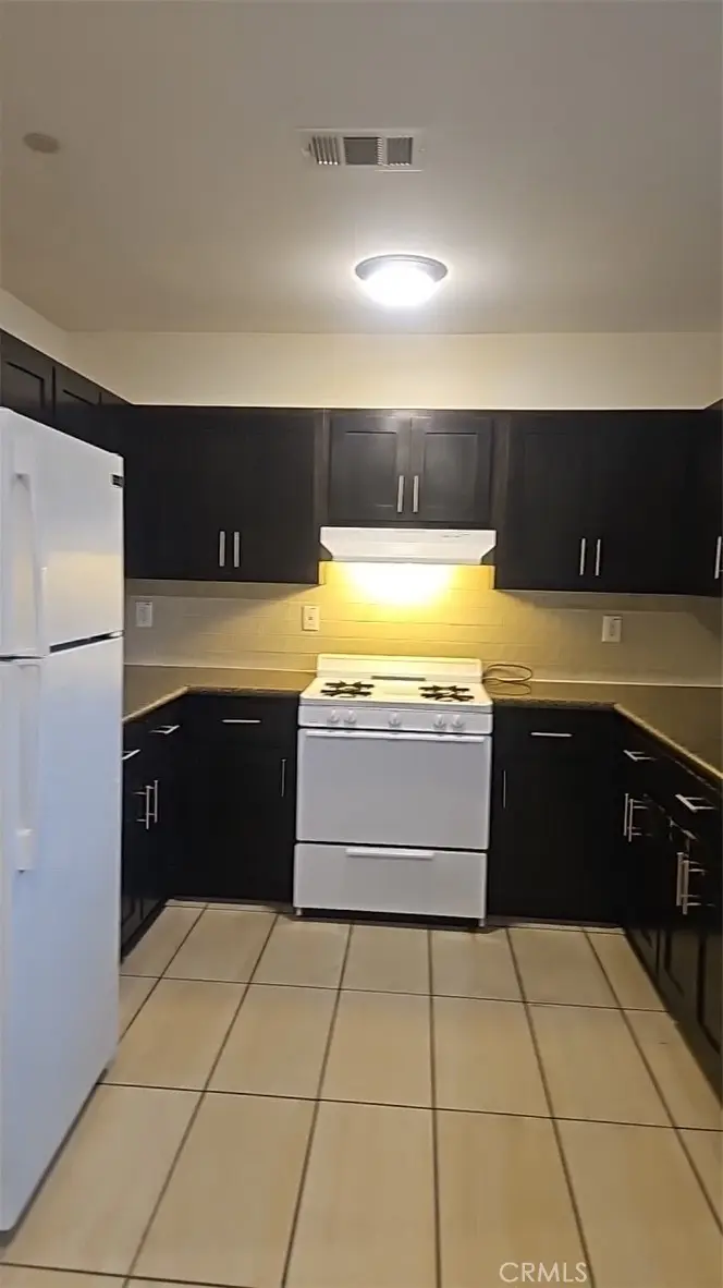 Duplex for rent at 812 E 76th, Los Angeles, CA featuring 5 beds and 3 baths