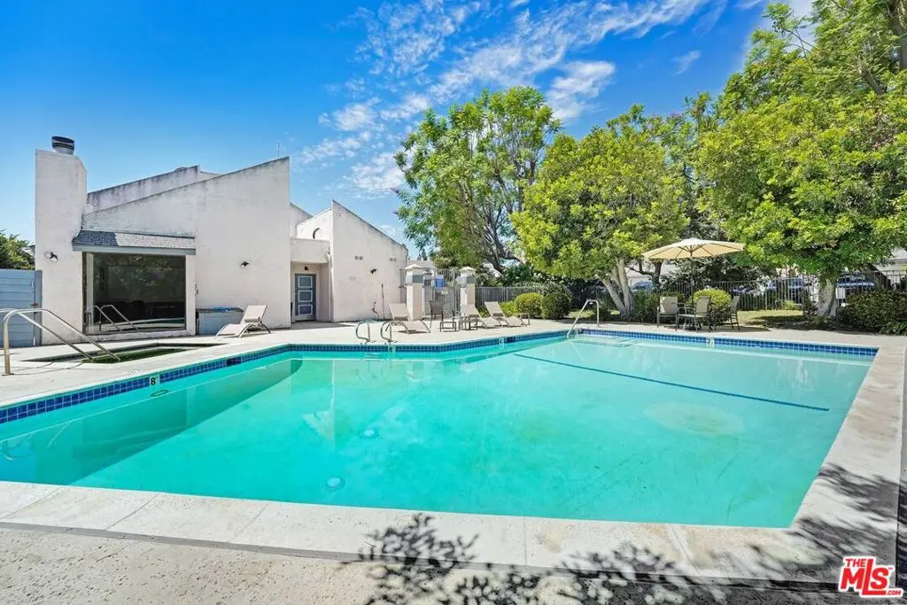 Condominium for sale at 21333 Lassen Street 8B, Los Angeles, CA featuring 2 beds and 3 baths