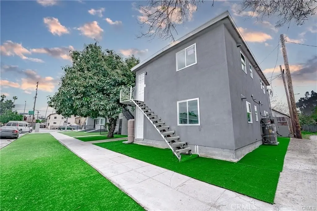 Residential Lease for rent at 250 E 79th 1/2, Los Angeles, Los Angeles County, CA featuring 3 beds and 2 baths