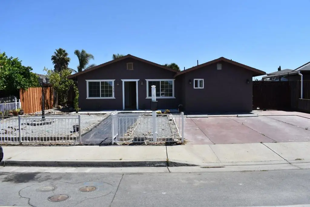 Single Family Residence for sale at 1040 Central Avenue, Hollister, CA featuring 4 beds and 2 baths