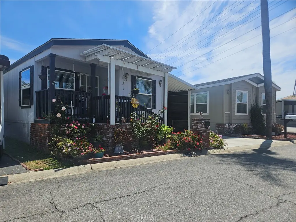 10001 W Frontage Road 211, South Gate, CA — listing photo 1