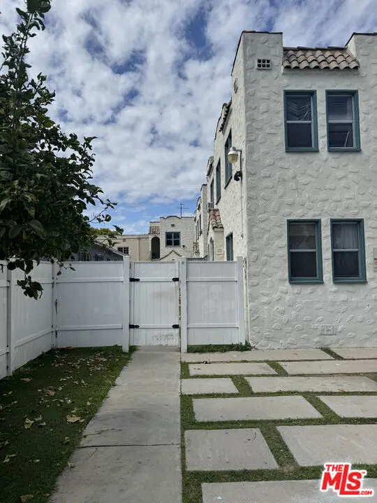 Residential Lease for rent at 1225 West Boulevard 1/2, Los Angeles, Los Angeles County, CA featuring 1 bed and 1 bath