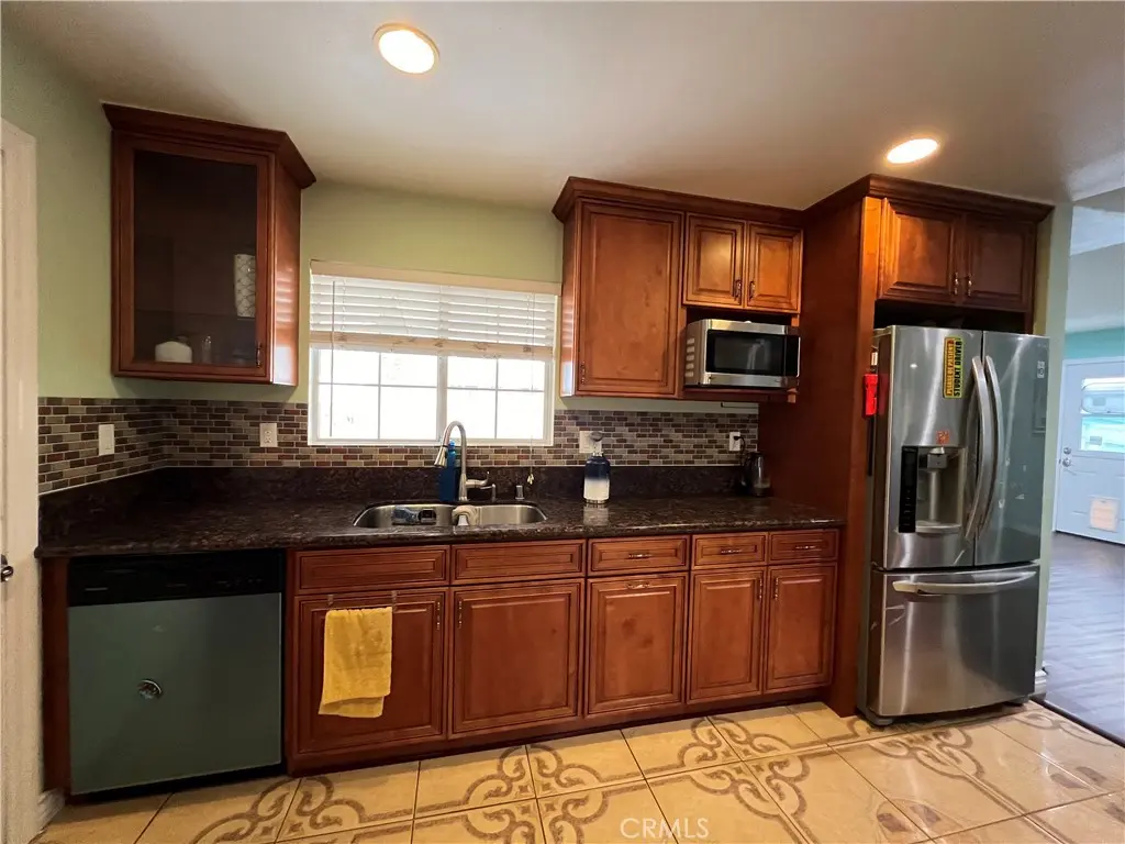 Residential Lease for rent at 27909 Wellston, Saugus, Los Angeles County, CA featuring 6 beds and 4 baths