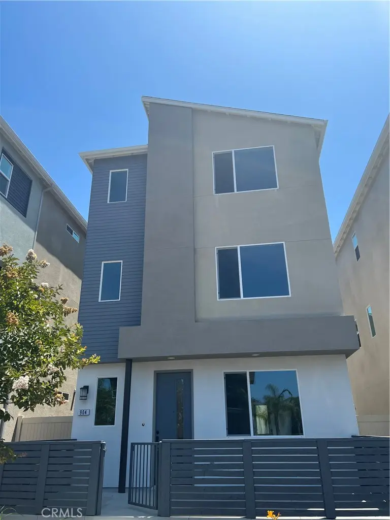 Single Family Residence for rent at 904 E 3rd, Santa Ana, CA featuring 4 beds and 4 baths