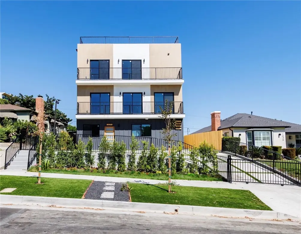 Residential Lease for rent at 1332 S Longwood Avenue 1, Los Angeles, Los Angeles County, CA featuring 4 beds and 4 baths