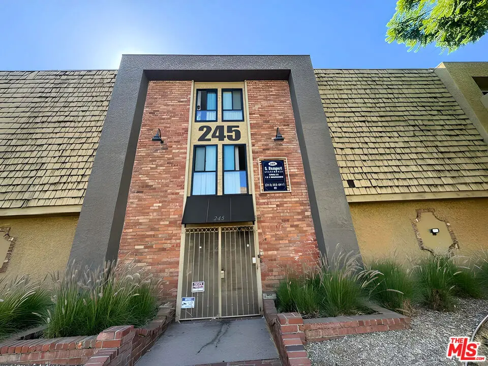 Condominium for rent at 245 S Rampart Boulevard 302, Los Angeles, CA featuring 1 bed and 1 bath