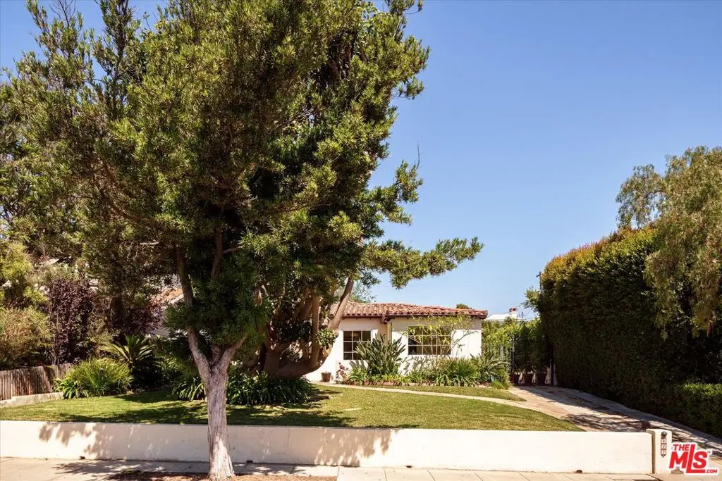 Single Family Residence for rent at 627 26th Street, Santa Monica, CA featuring 4 beds and 3 baths