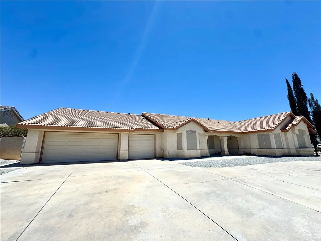 Single Family Residence for rent at 12789 Yorkshire Drive, Apple Valley, CA featuring 4 beds and 4 baths