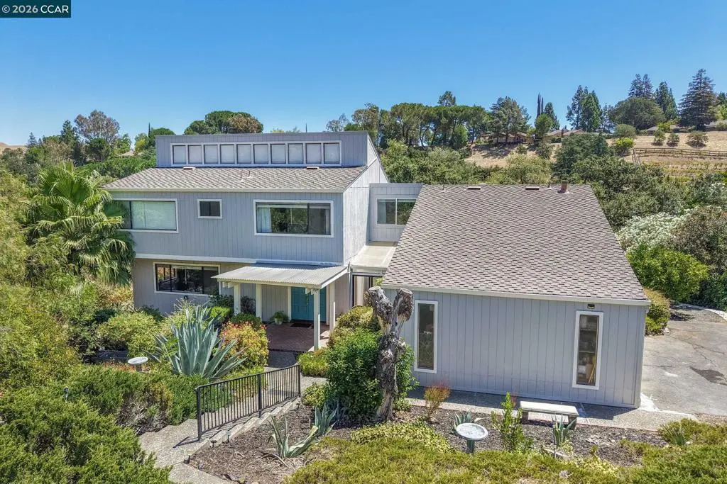 Single Family Residence for sale at 864 Coachman Pl, Clayton, CA featuring 5 beds and 3 baths