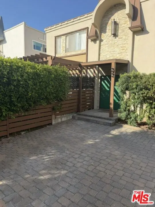 Residential Lease for rent at 1921 Pelham Avenue 1, Los Angeles, Los Angeles County, CA featuring 2 beds and 2 baths