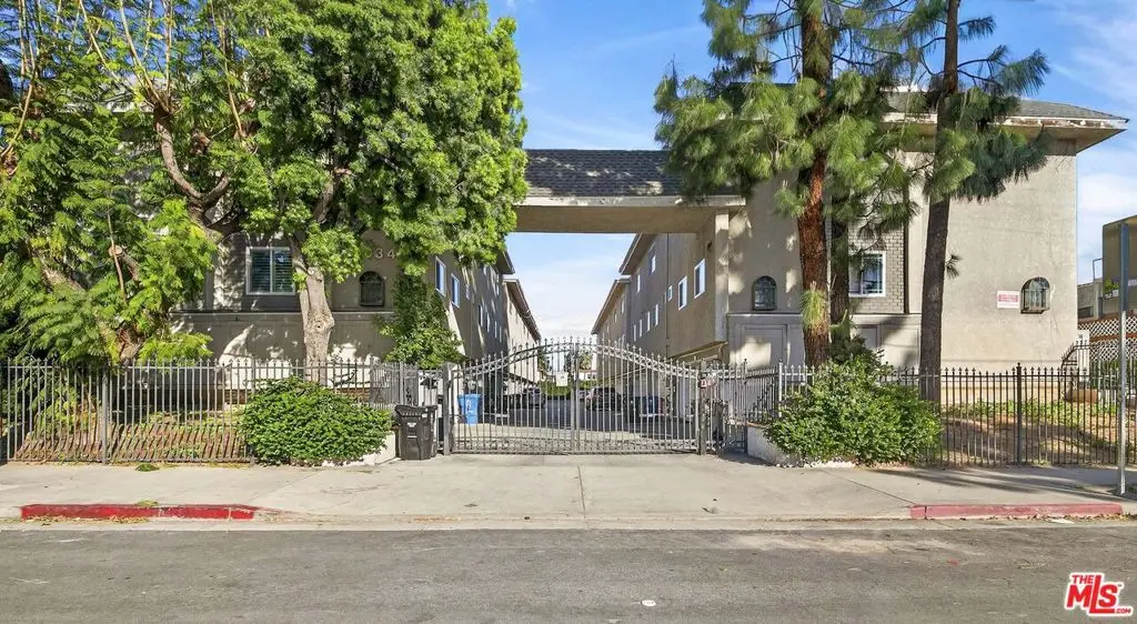 Residential Lease for rent at 9034 Willis Avenue 14, Los Angeles, Los Angeles County, CA featuring 3 beds and 3 baths