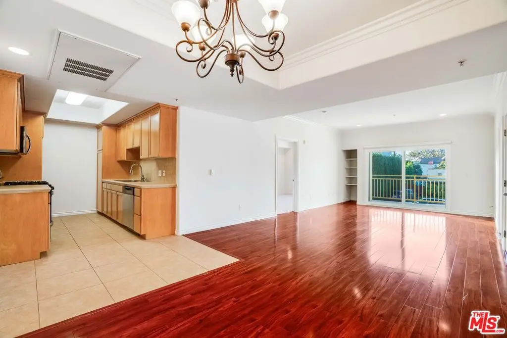Residential Lease for rent at 3328 Oakhurst Avenue 110, Los Angeles, Los Angeles County, CA featuring 2 beds and 2 baths