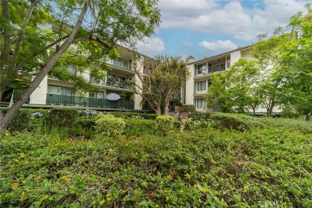 Condominium for sale at 4114 Apricot, Irvine, CA featuring 1 bed and 1 bath