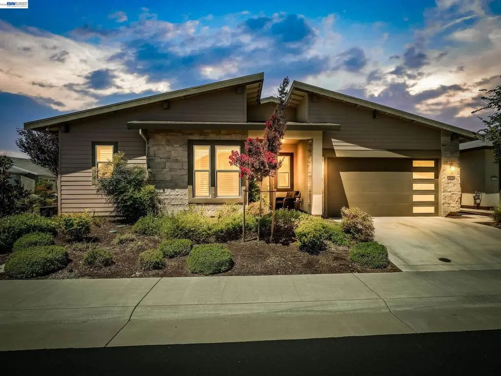 Single Family Residence for sale at 3001 Compass Ln, Roseville, CA featuring 3 beds and 4 baths