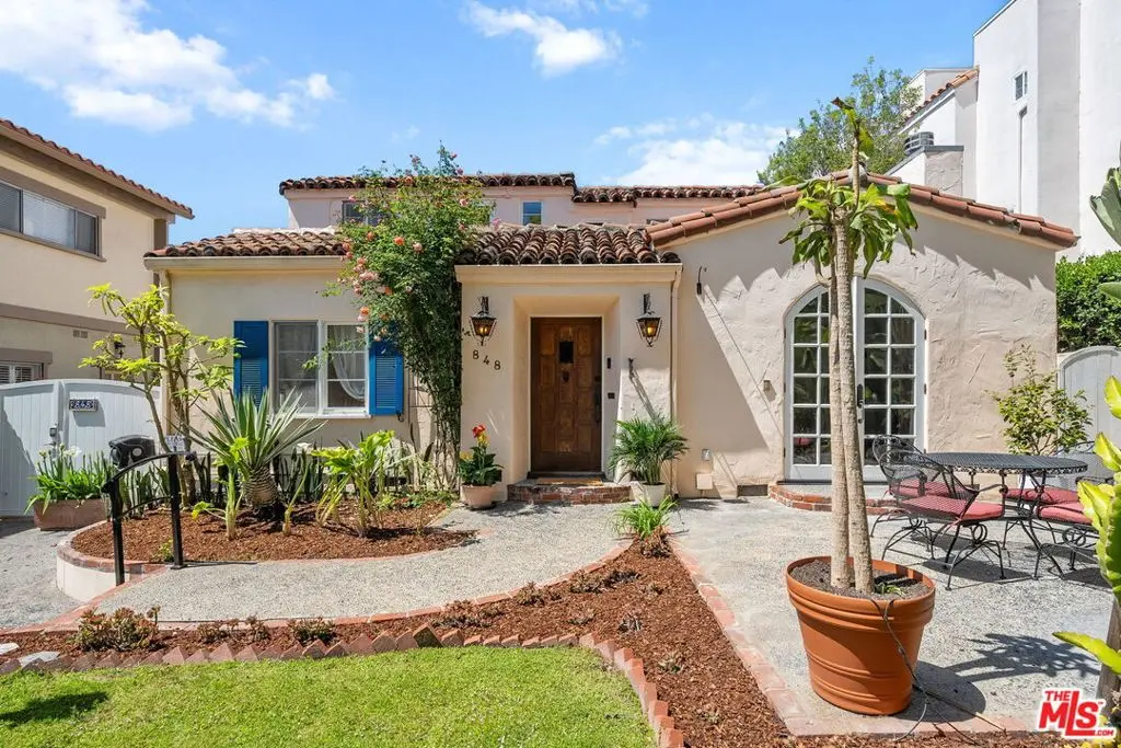 Residential Lease for rent at 848 17th Street, Santa Monica, Los Angeles County, CA featuring 5 beds and 3 baths