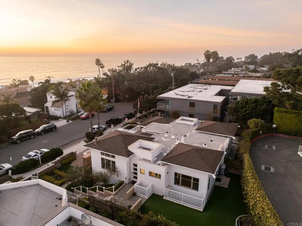 Townhouse for sale at 611 Stratford Ct, Del Mar, San Diego County, CA featuring 2 beds and 4 baths