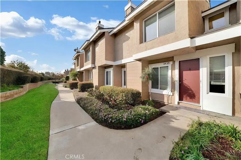 Townhouse for rent at 2454 Chinook Drive, Placentia, CA featuring 3 beds and 3 baths