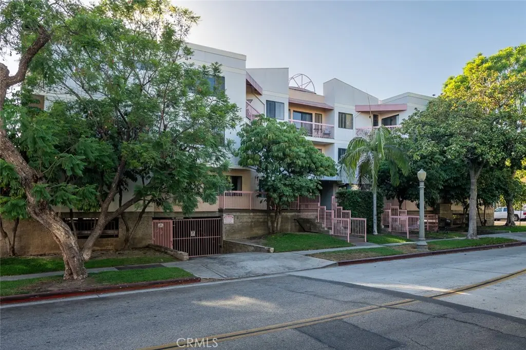 Residential Lease for rent at 345 N Jackson Street 205, Glendale, Los Angeles County, CA featuring 2 beds and 2 baths