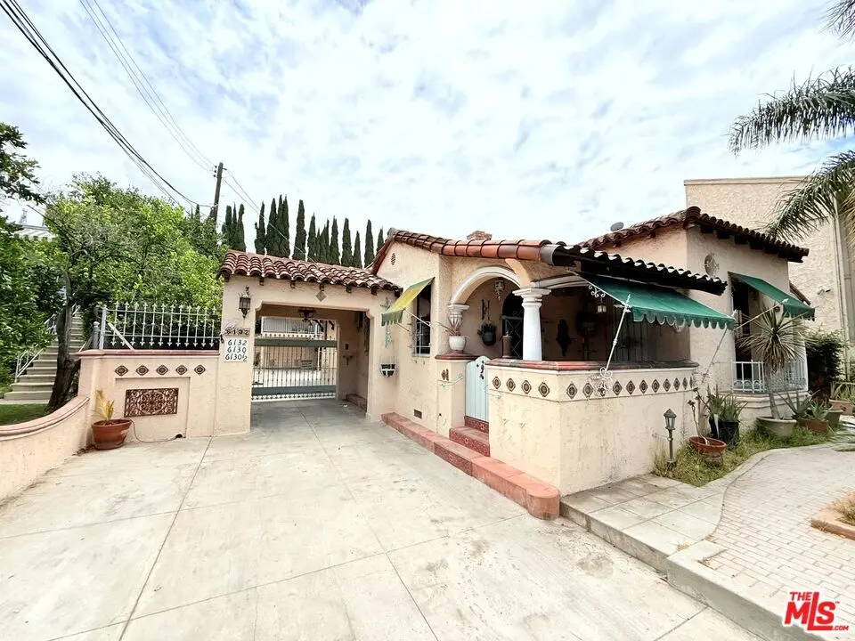 Residential Lease for rent at 6132 Whitsett Avenue, Los Angeles, Los Angeles County, CA featuring 2 beds and 2 baths