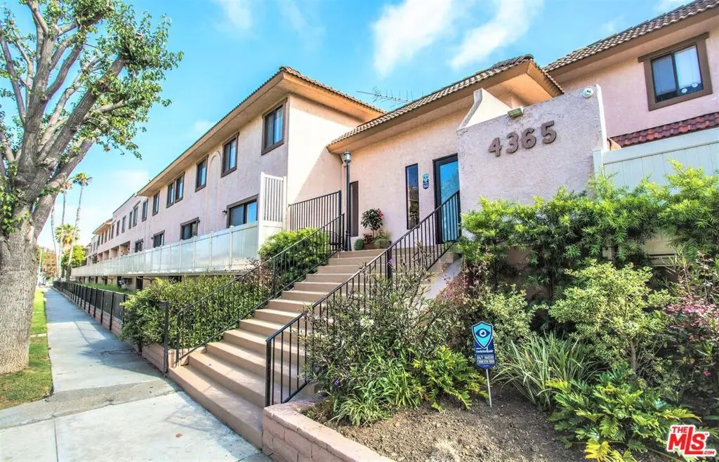 Condominium for sale at 4365 Mclaughlin Avenue 14, Los Angeles, CA featuring 2 beds and 3 baths