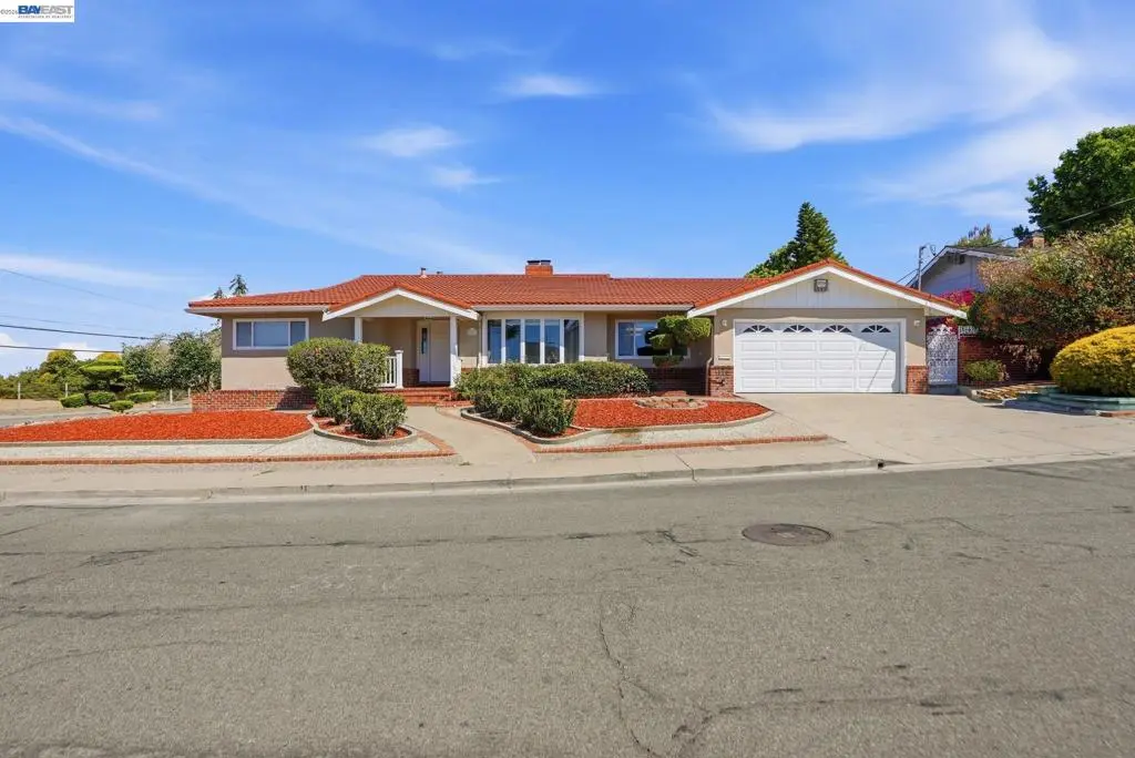 Single Family Residence for sale at 1204 Vistagrand Dr, San Leandro, CA featuring 3 beds and 3 baths