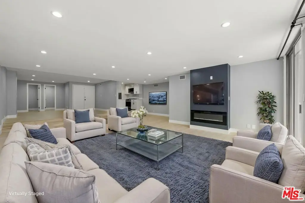 Residential Lease for rent at 441 N Oakhurst Drive 206, Beverly Hills, Los Angeles County, CA featuring 1 bed and 2 baths