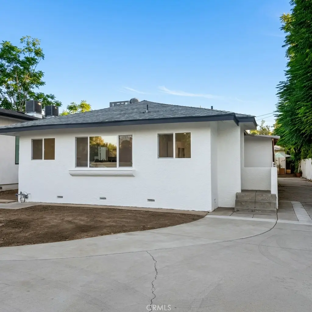 Duplex for sale at 22522 Clarendon, Los Angeles, CA featuring 4 beds and 5 baths