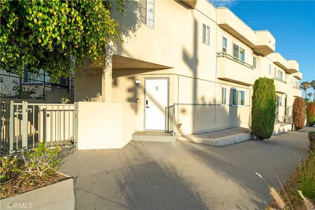 Condominium for sale at 7050 S La Cienega Boulevard 6, Inglewood, CA featuring 2 beds and 3 baths