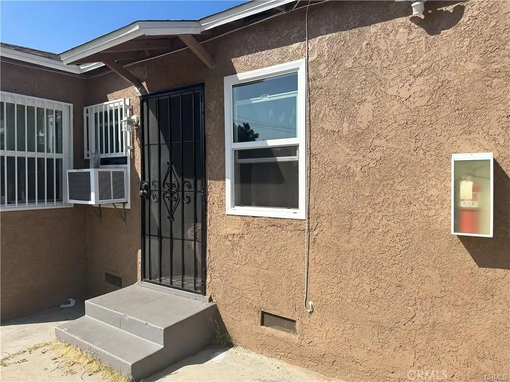 Apartment for rent at 8803 hoover, Los Angeles, CA and 1 bath