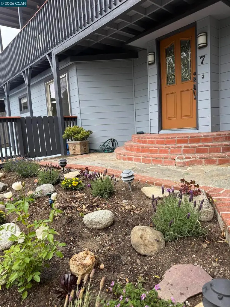 Single Family Residence for rent at 7 Knickerbocker Lane, Orinda, CA featuring 2 beds and 2 baths