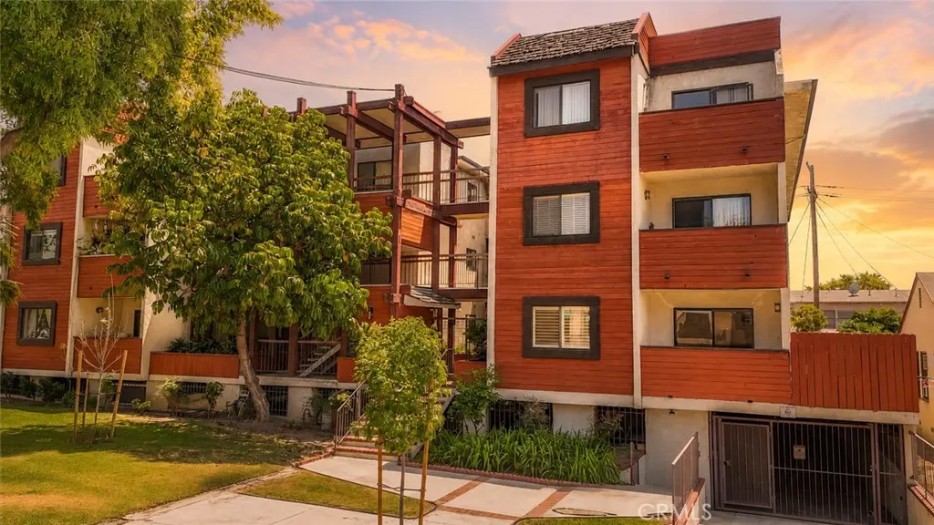 Condominium for sale at 1304 Stanley 10, Glendale, CA featuring 3 beds and 2 baths