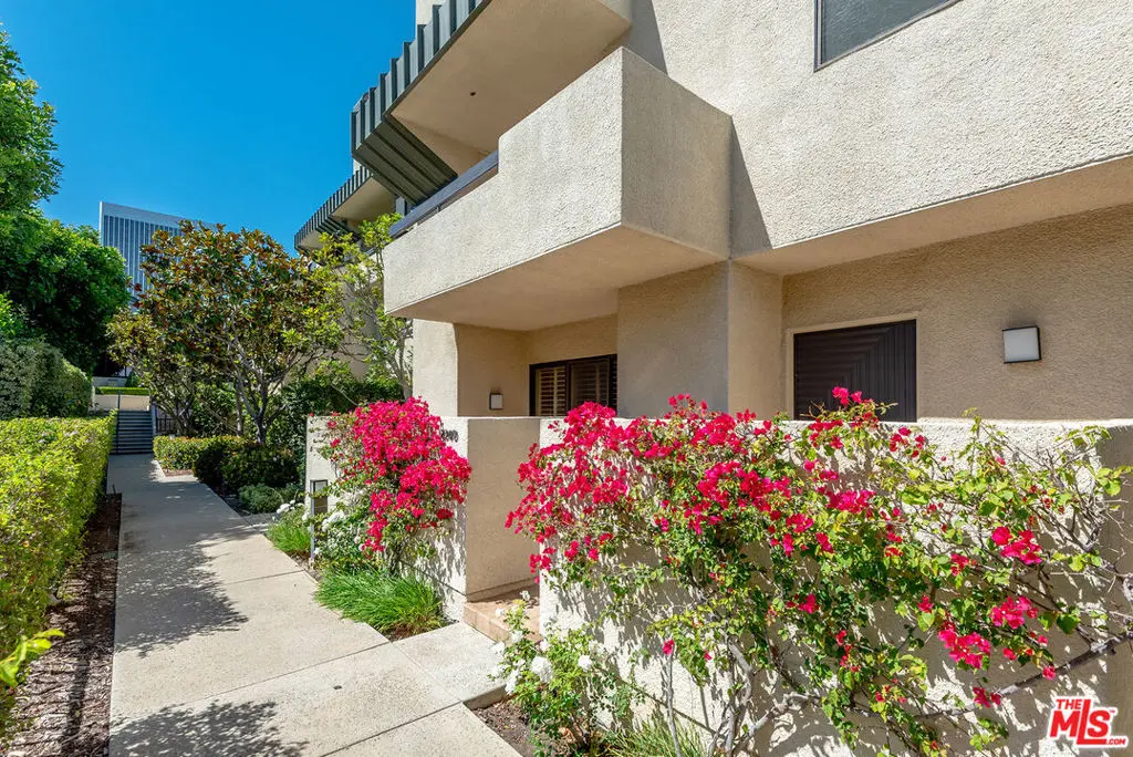 Residential Lease for rent at 2340 Century, Los Angeles, Los Angeles County, CA featuring 2 beds and 3 baths